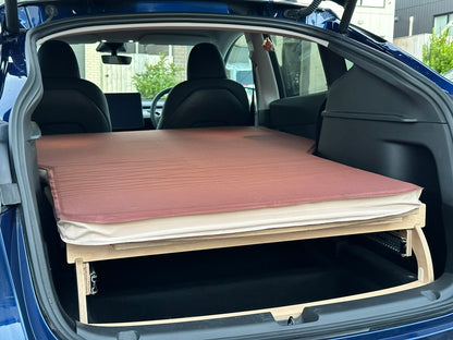 Self-inflating foam mattress for car trunks. Made of memory foam for comfort. Compact storage in front trunk or boot. Ideal for camping.