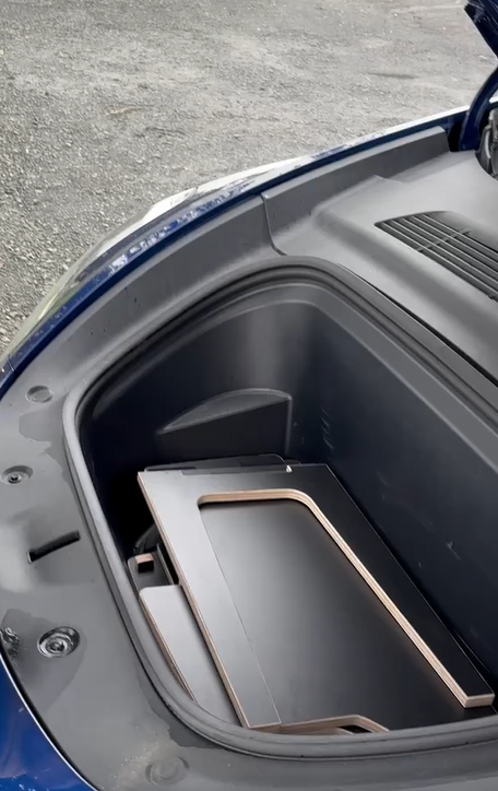 Lightweight and easy to store, the Teraglide CAB folds neatly into your trunk when not in use. Perfect for Teslas and compact cars, it transforms your front seats into a secure sleeping space. Scratch-protective, Velcro-secured, and designed for hassle-free travel.