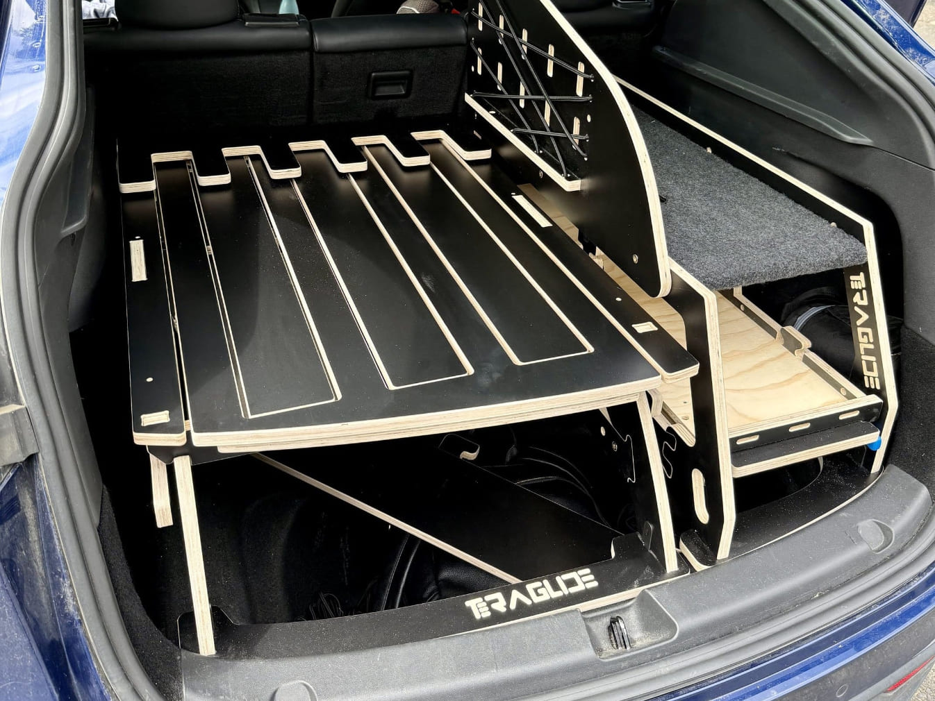 テスラの車内キャンプ用ベッドとキッチンソリューション – Teraglide