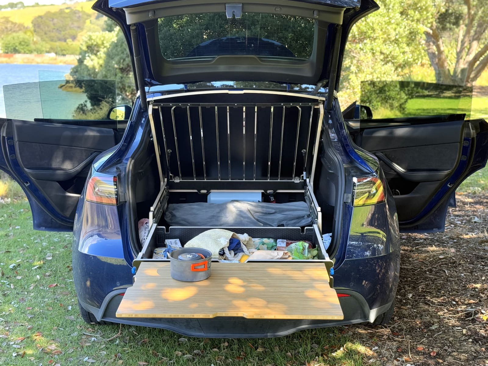 Lift system providing access under Teraglide PRO platform in Tesla Y